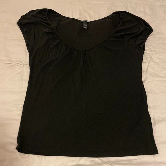 H&M Tops - Black v-neck short sleeve shirt that drapes nicely